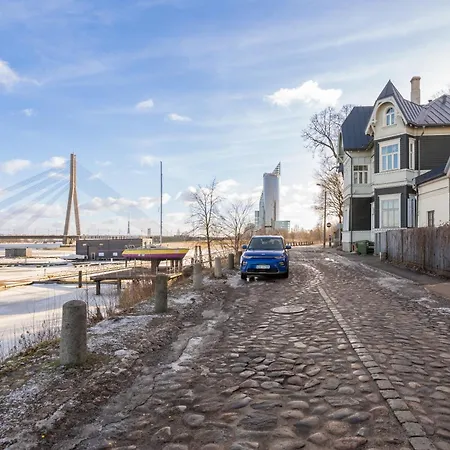 Appartement Riverside Flat With A Beautiful View Over *