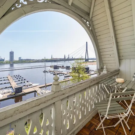 Riverside Flat With A Beautiful View Over Appartement